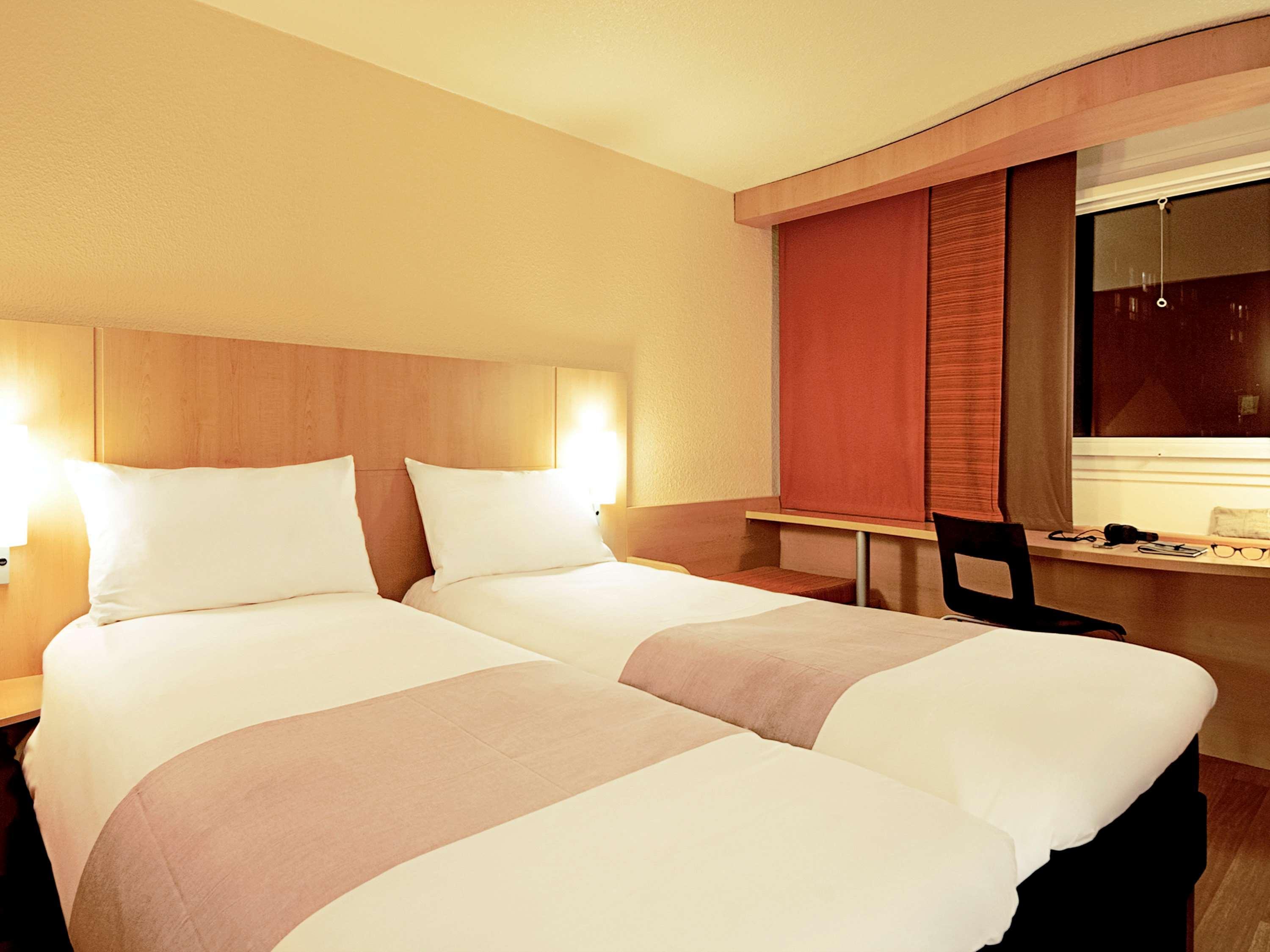 Отель Ibis Charleroi Centre Gare Экстерьер фото
