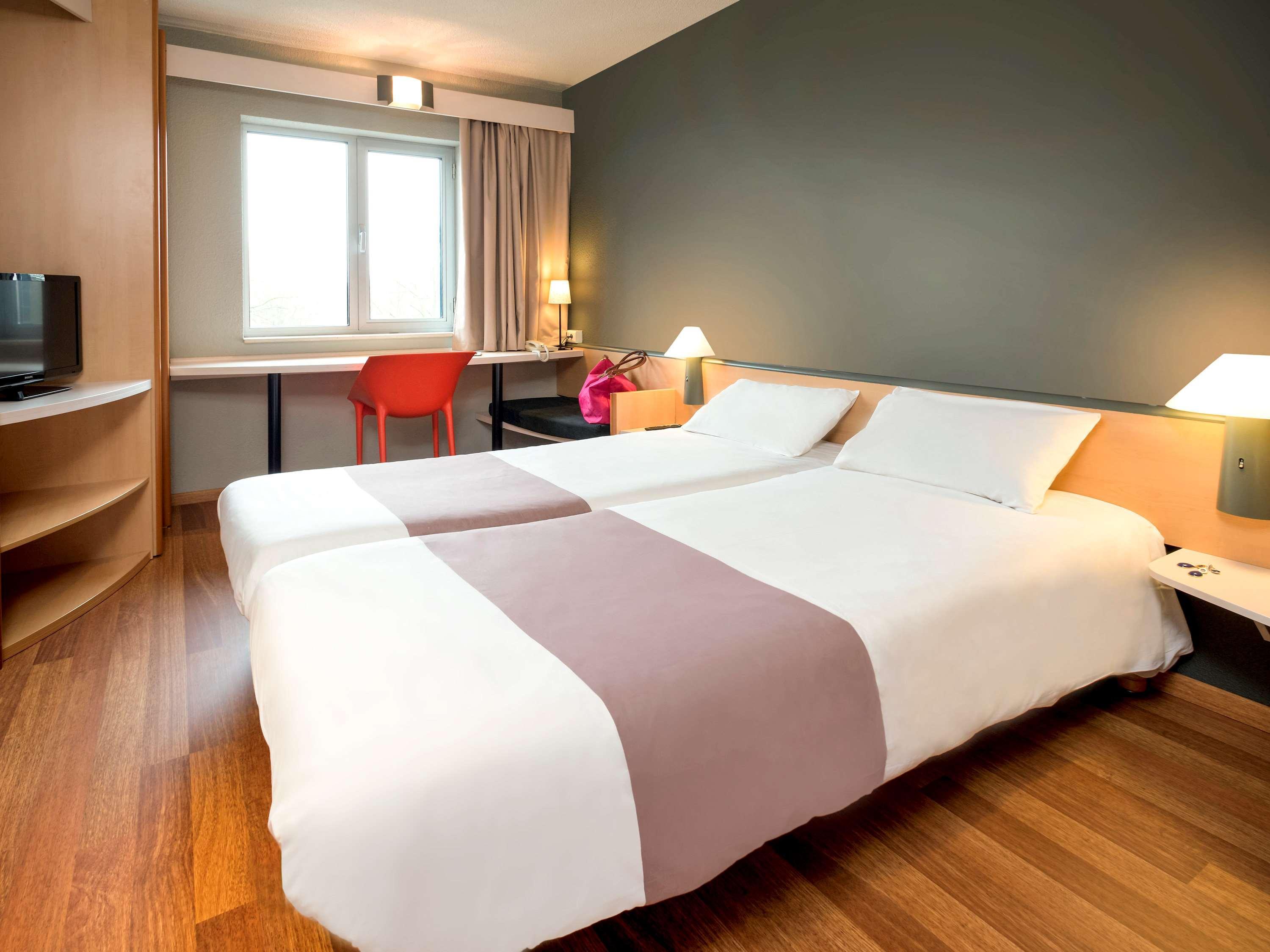 Отель Ibis Charleroi Centre Gare Экстерьер фото