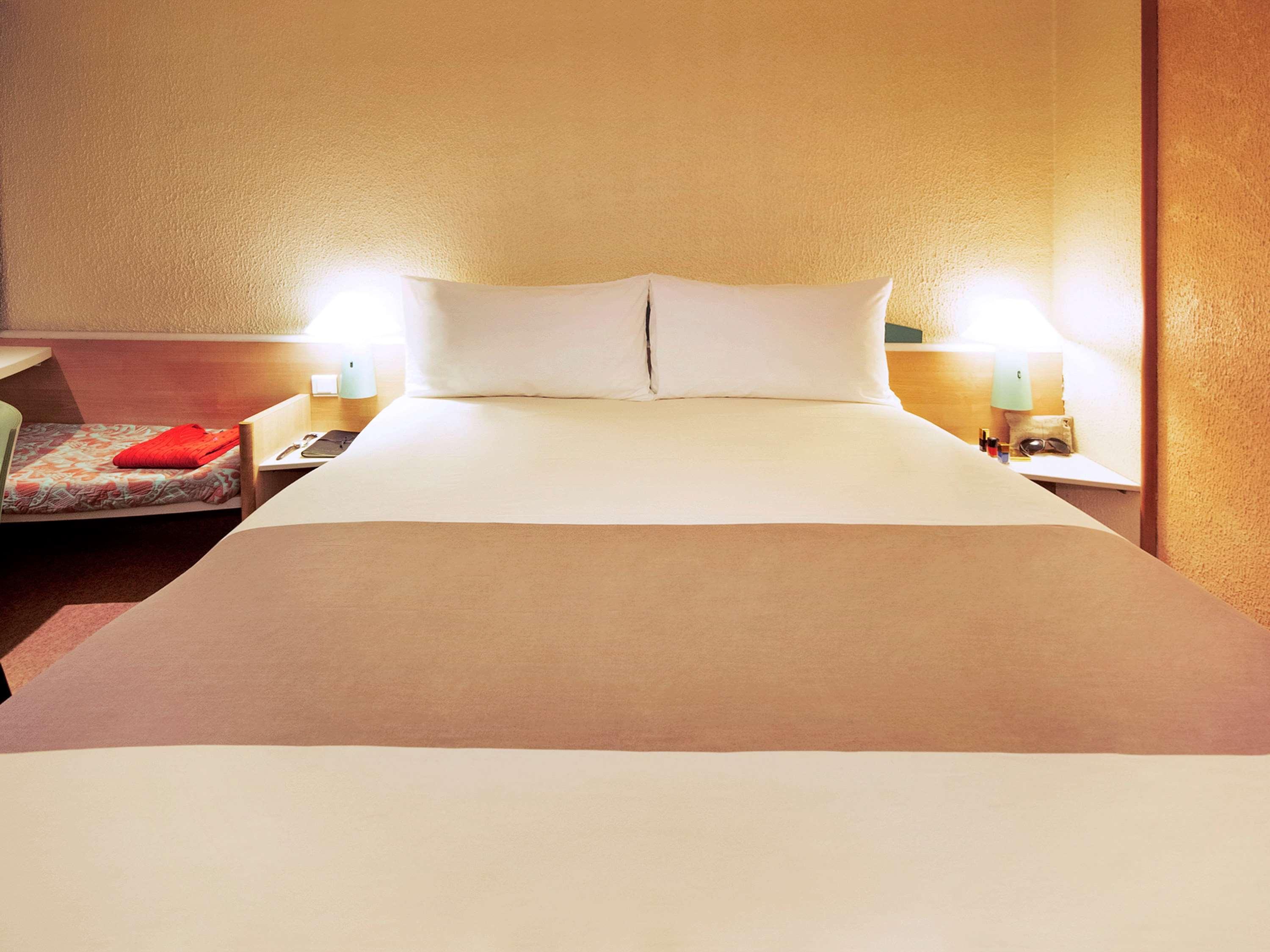 Отель Ibis Charleroi Centre Gare Экстерьер фото