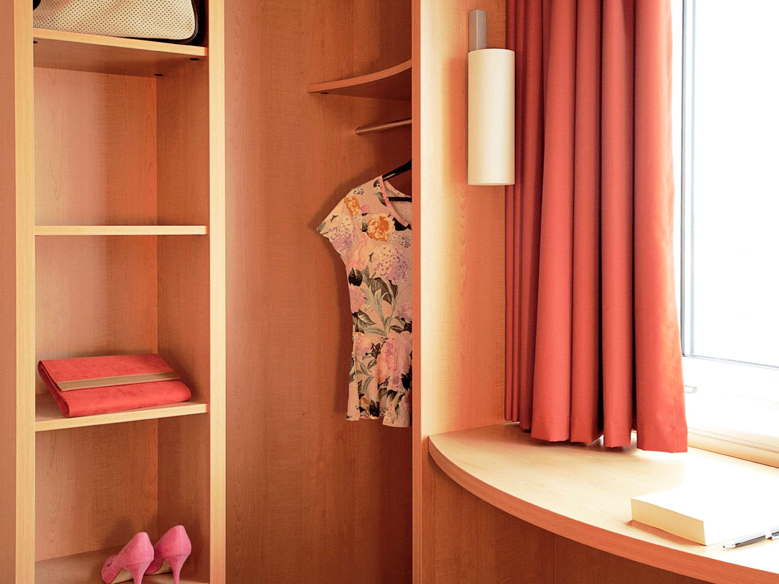 Отель Ibis Charleroi Centre Gare Экстерьер фото