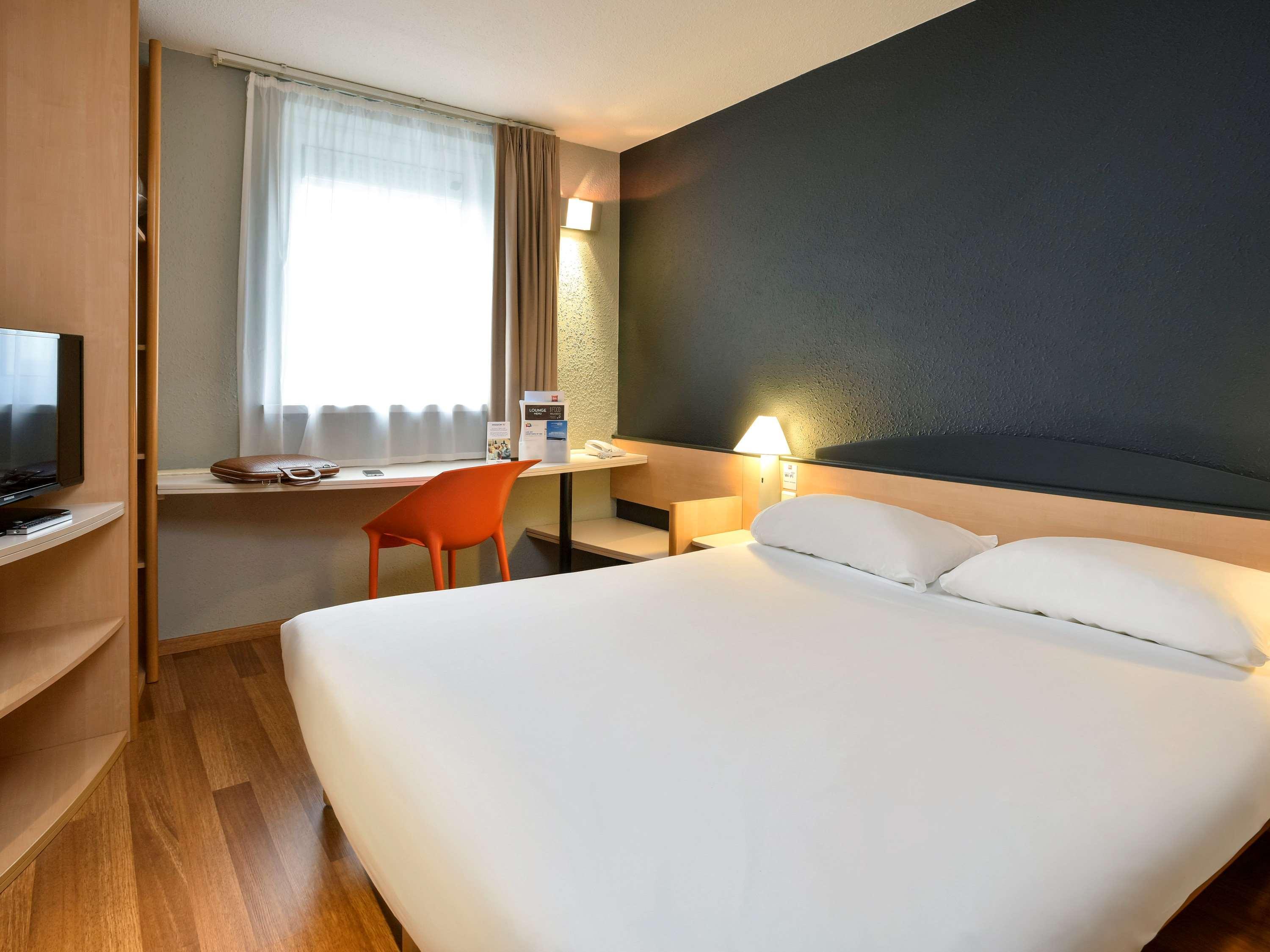 Отель Ibis Charleroi Centre Gare Экстерьер фото