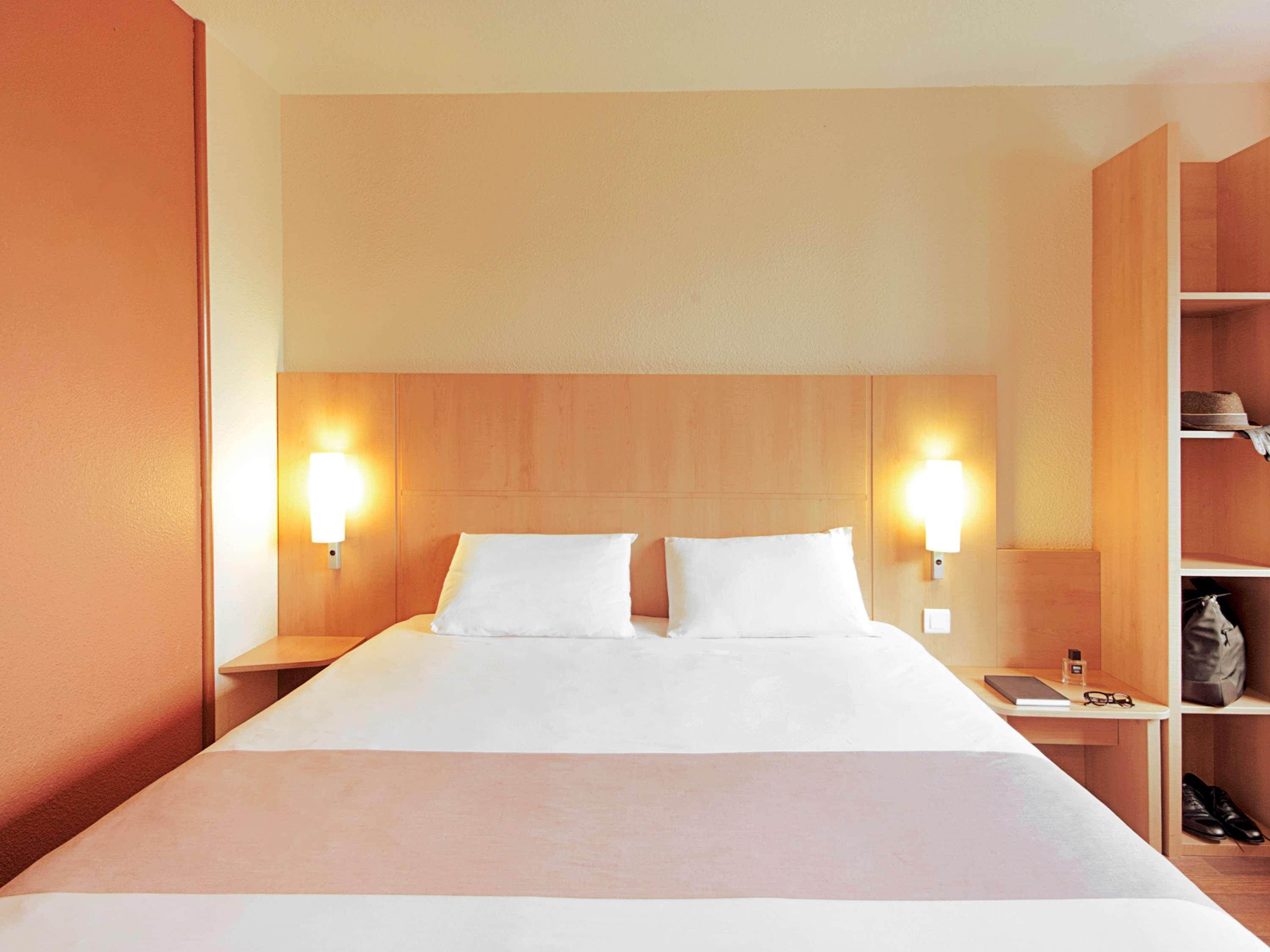 Отель Ibis Charleroi Centre Gare Экстерьер фото