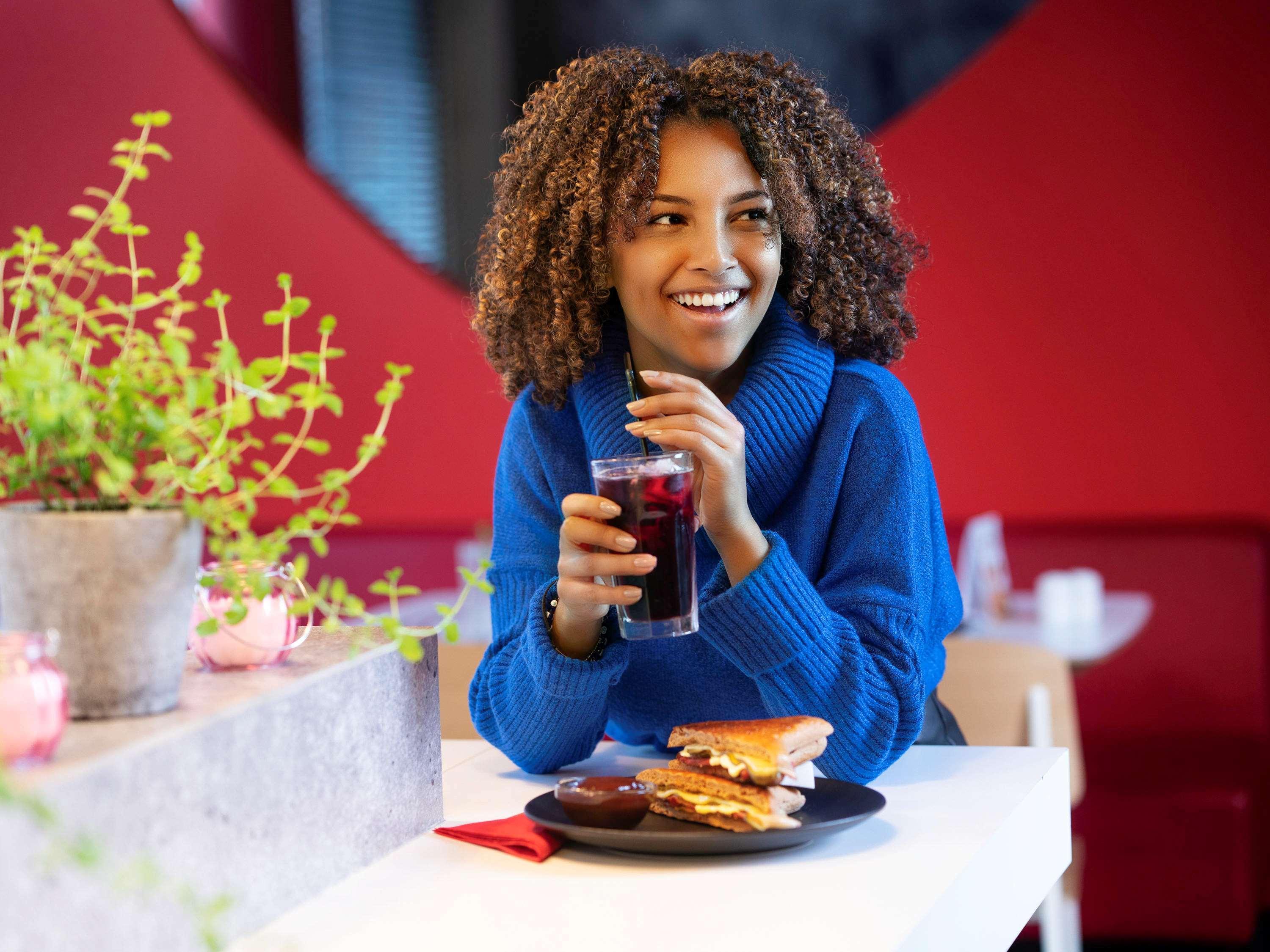 Отель Ibis Charleroi Centre Gare Экстерьер фото