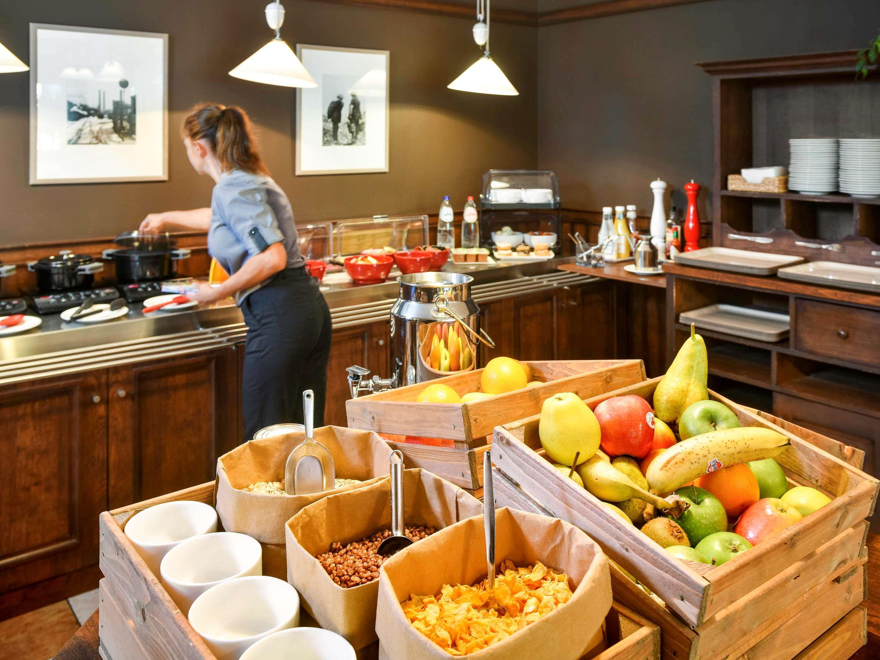 Отель Ibis Charleroi Centre Gare Экстерьер фото