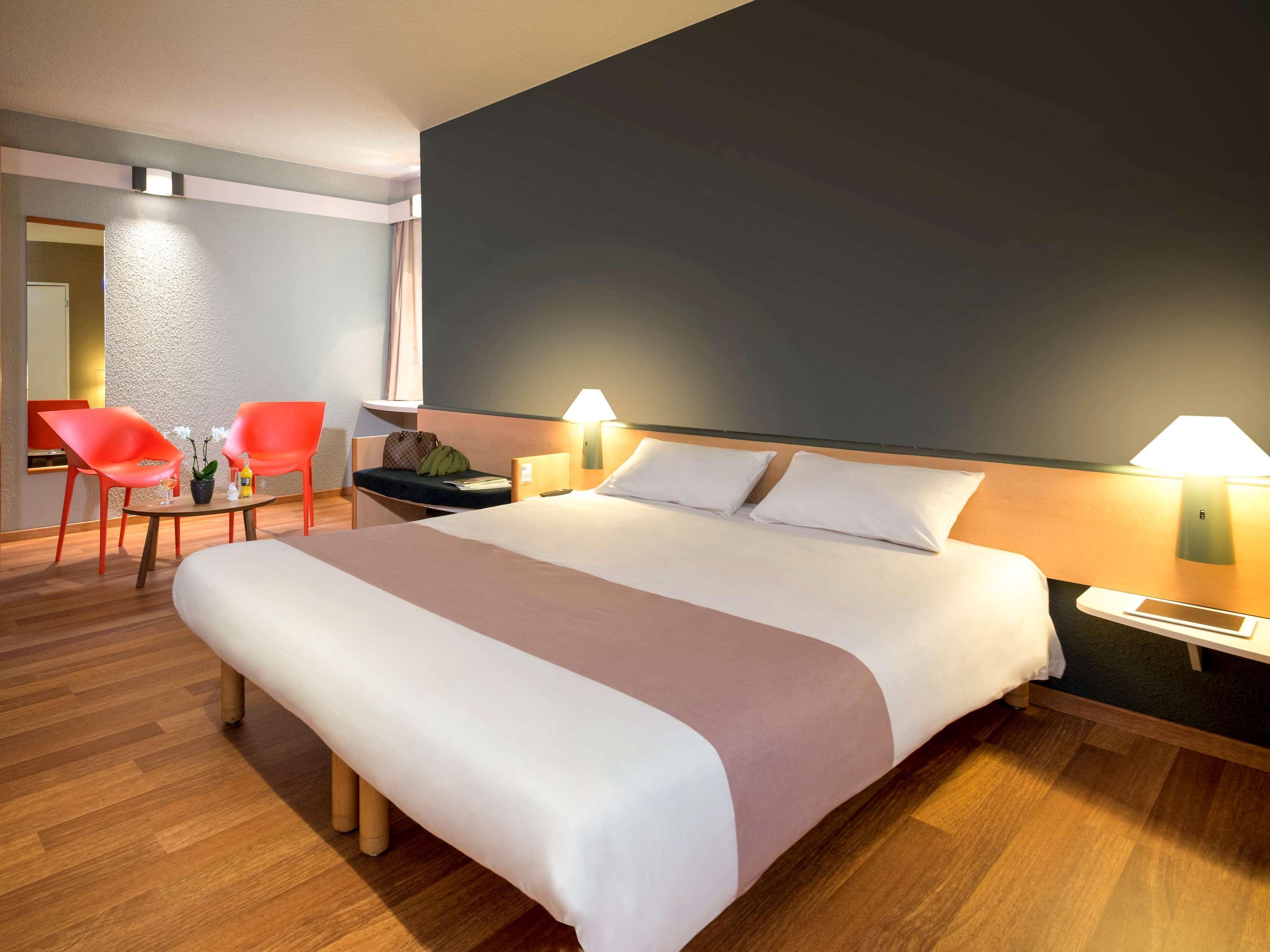 Отель Ibis Charleroi Centre Gare Экстерьер фото