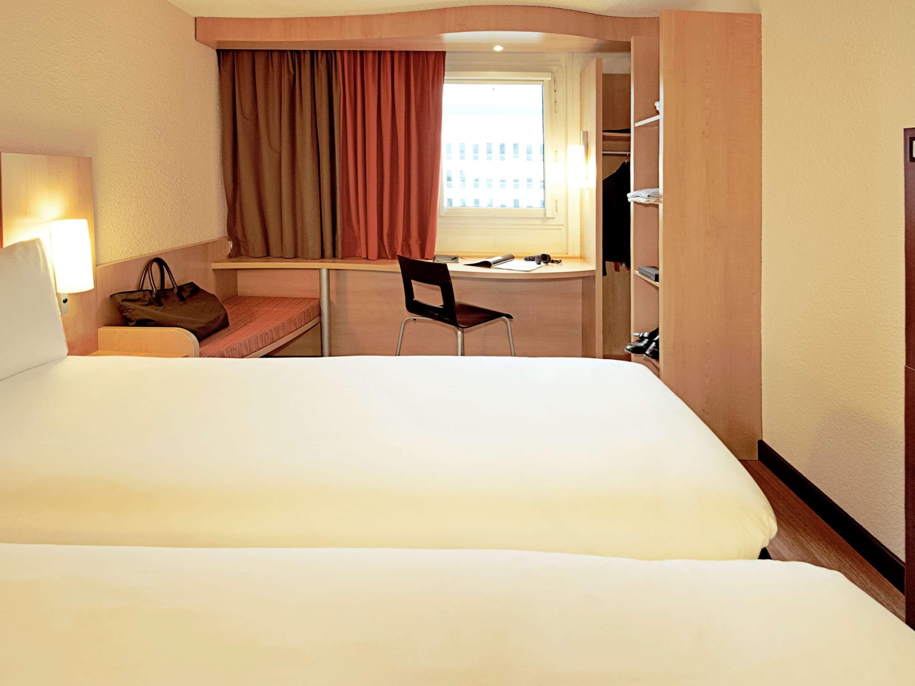 Отель Ibis Charleroi Centre Gare Экстерьер фото