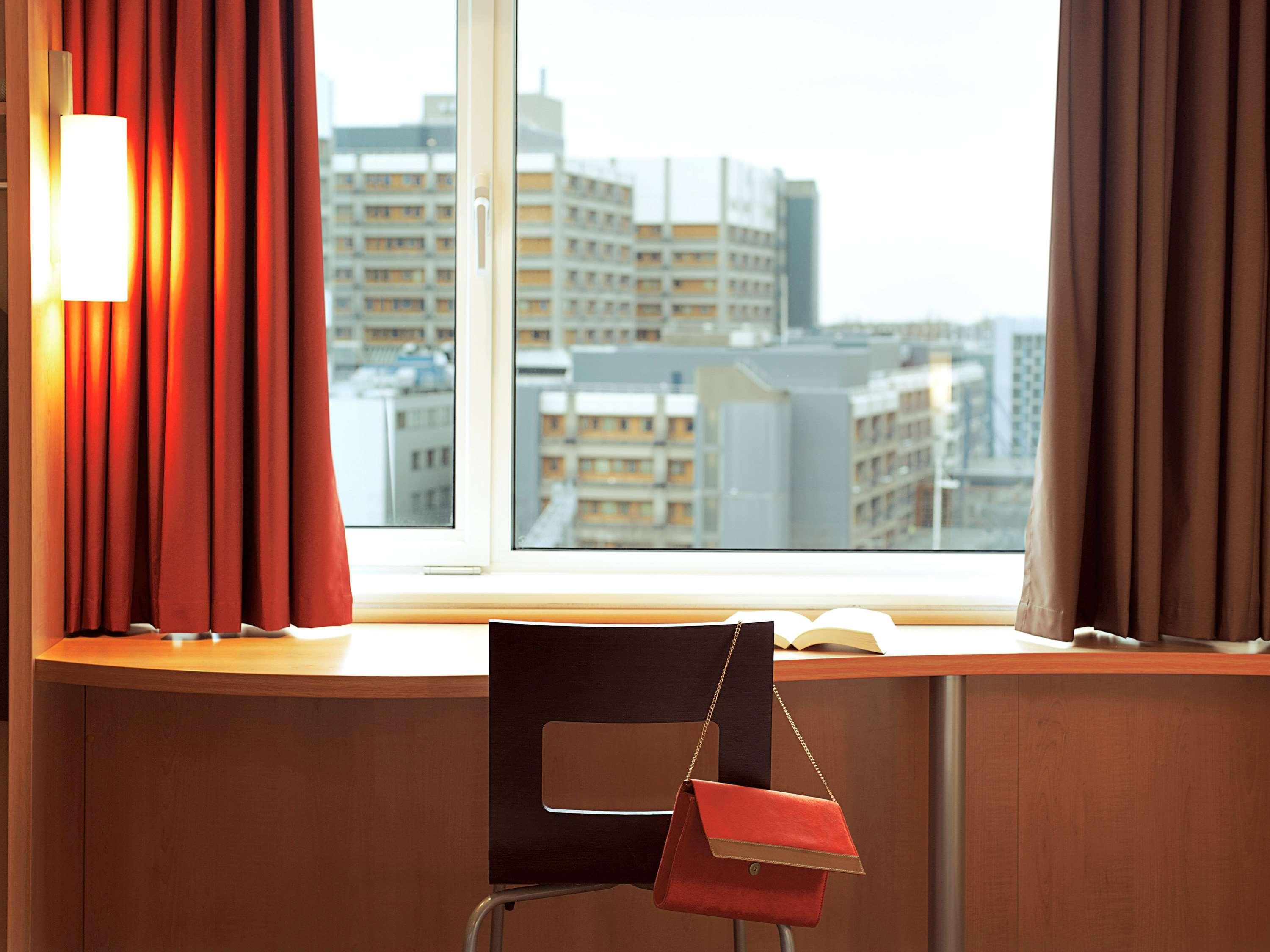 Отель Ibis Charleroi Centre Gare Экстерьер фото