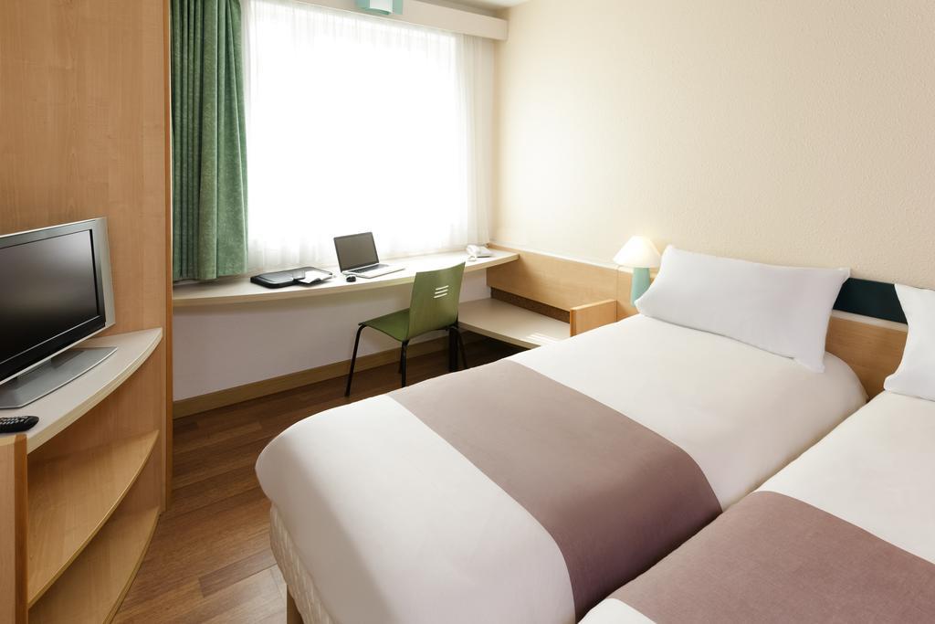 Отель Ibis Charleroi Centre Gare Экстерьер фото