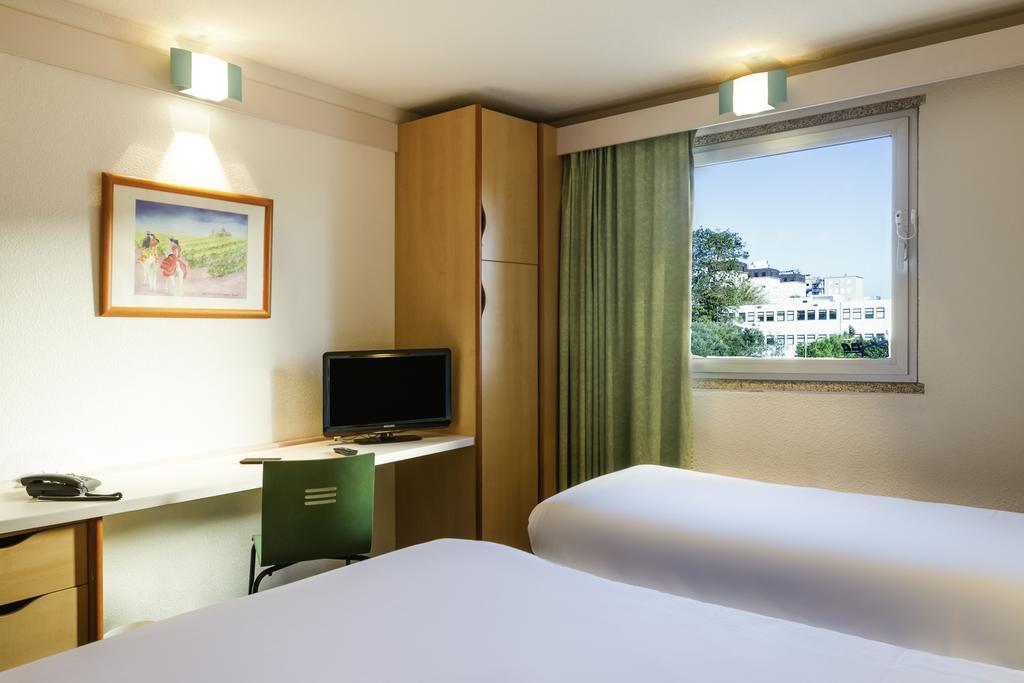 Отель Ibis Charleroi Centre Gare Экстерьер фото