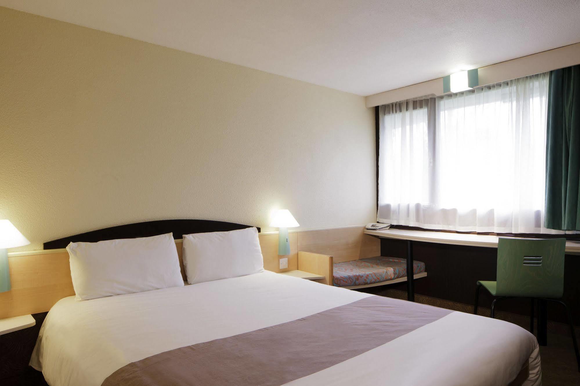 Отель Ibis Charleroi Centre Gare Экстерьер фото