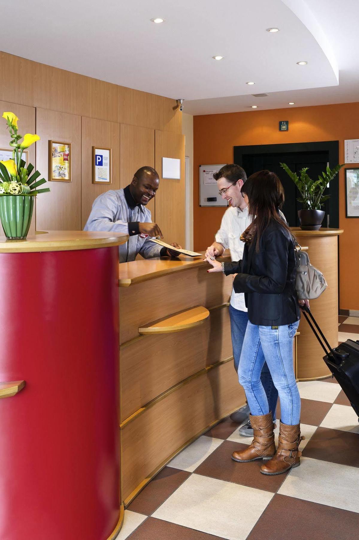Отель Ibis Charleroi Centre Gare Экстерьер фото