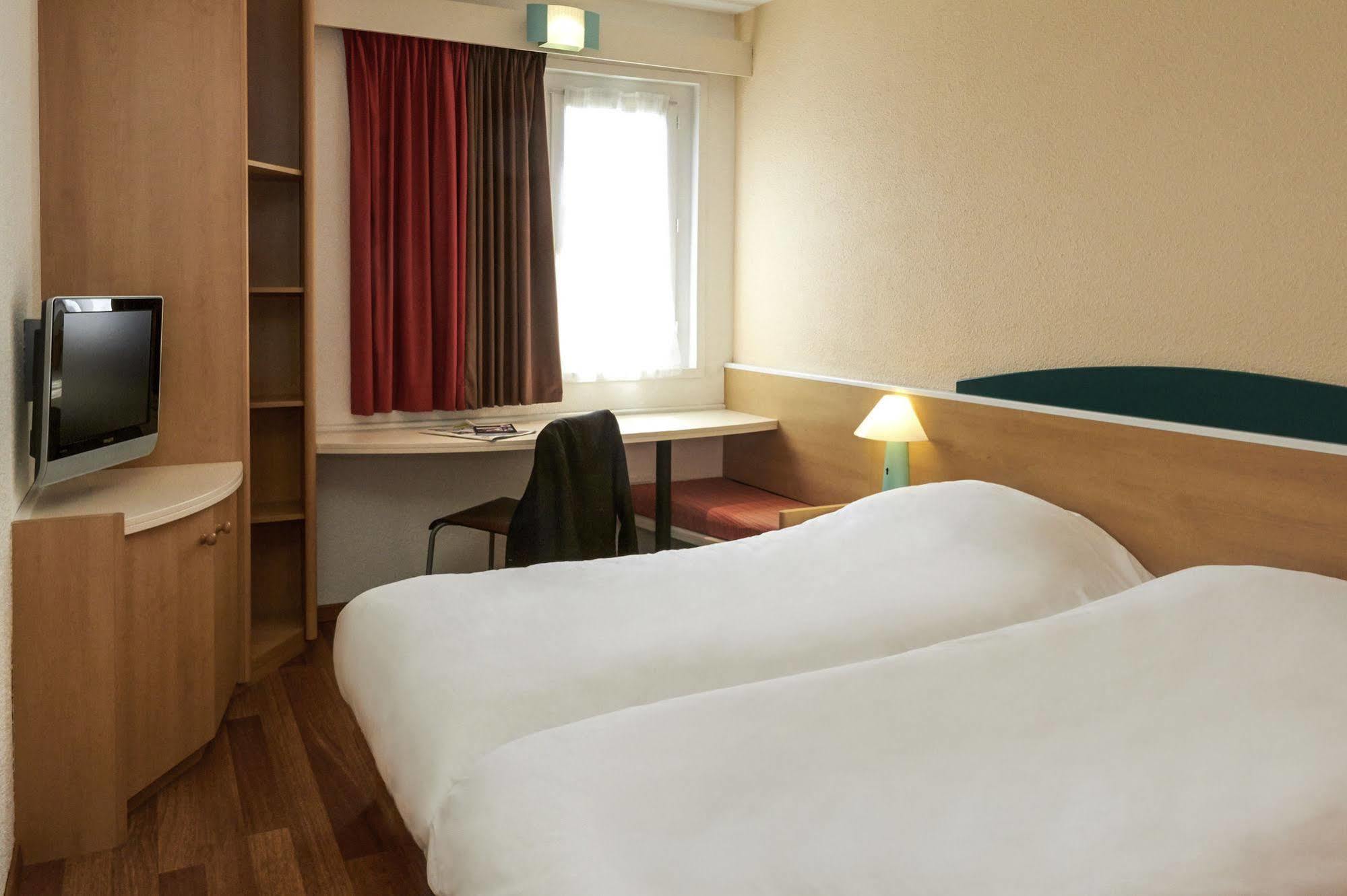 Отель Ibis Charleroi Centre Gare Экстерьер фото
